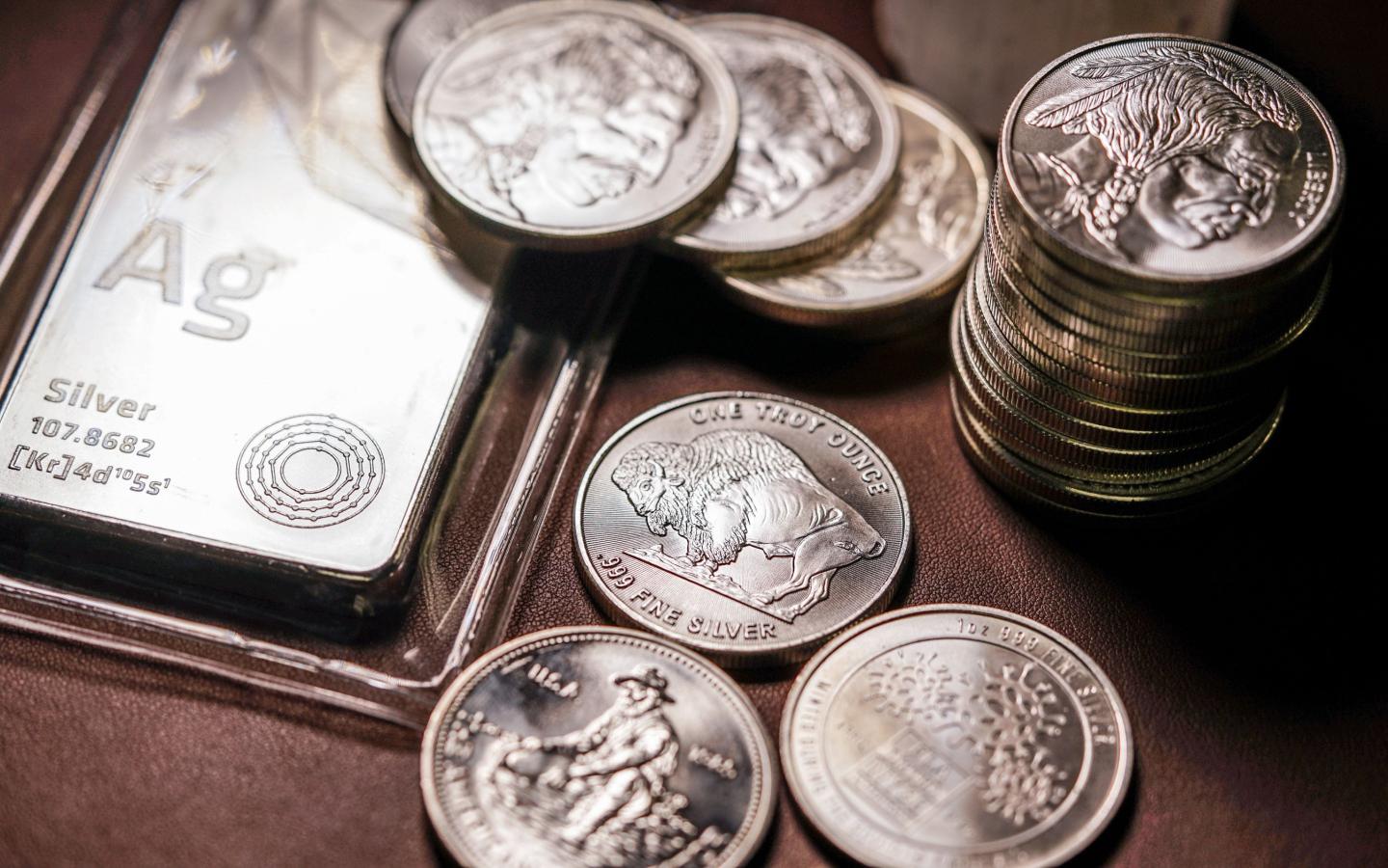 Серебряное ралли в США: почему ломбарды переполнены монетами и вилками.