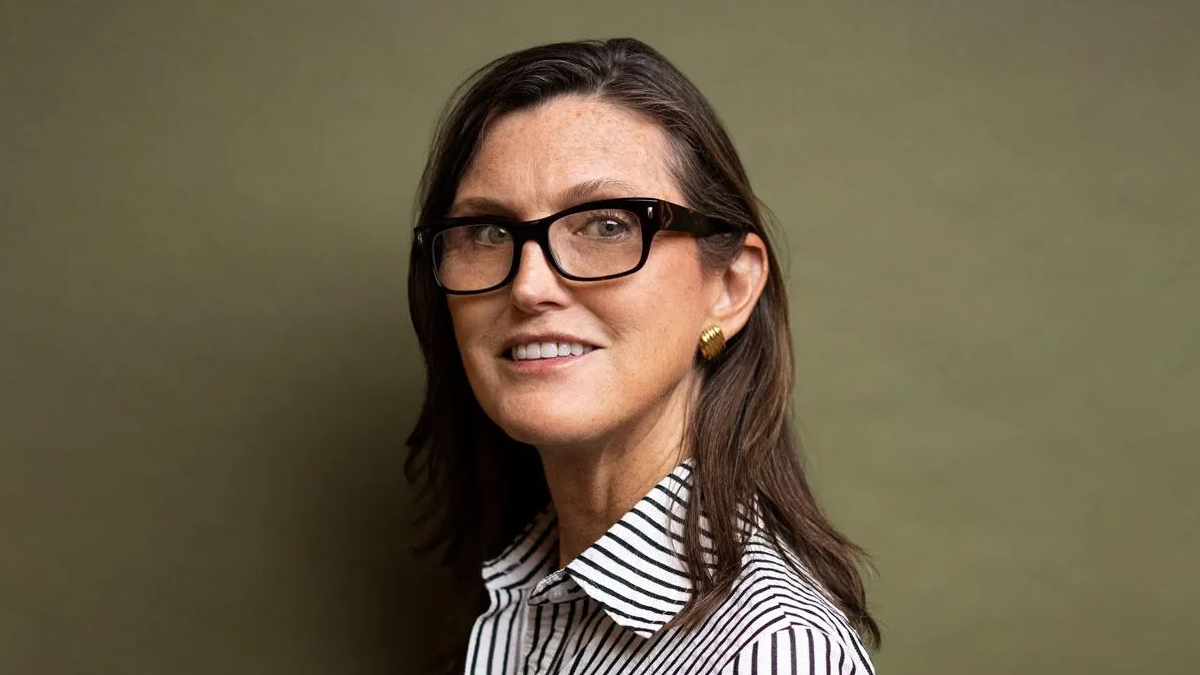 Кэти Вуд: Биткоин как защита от дефляции и прогноз $1,5 млн к 2030 году.