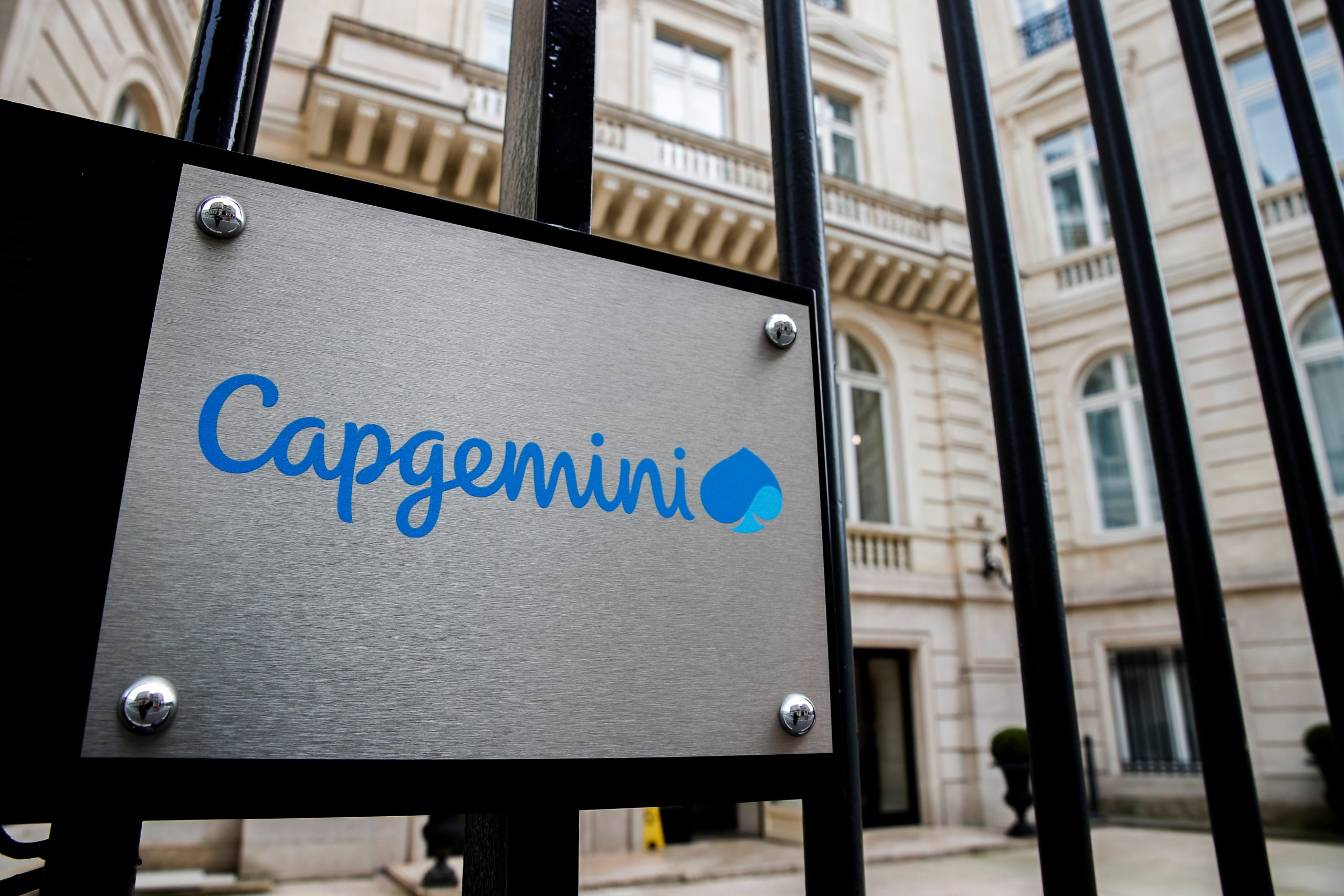 Реструктуризация Capgemini: €700 млн на ИИ-трансформацию