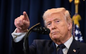 Трамп приостанавливает санкции против нефти РФ: причины и влияние на цены