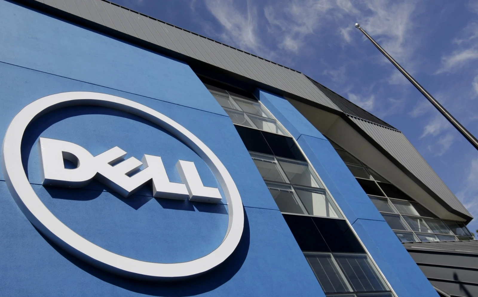 Акции Dell взлетели на 39% после отчета по ИИ-серверам и контракта с Пентагоном.