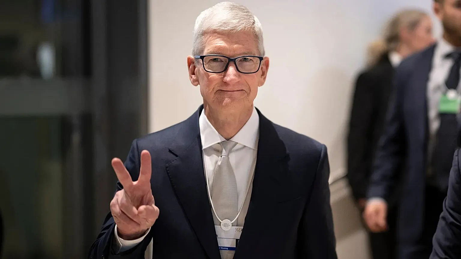 Apple предупреждает о росте цен на MacBook: Тим Кук винит дефицит памяти и гелия.