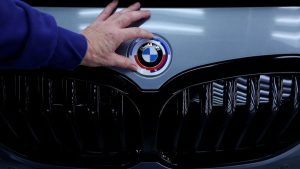 Кризис немецкого автопрома: BMW рушит прогнозы маржи, BYD и Xiaomi захватывают рынок.
