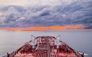 Нефть снова у $90: почему котировки Brent растут и что происходит в Ормузском проливе