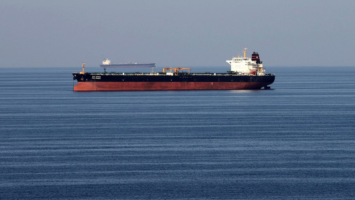 Военные конвои и подавление радаров: как ВВС США возобновили экспорт нефти через Ормузский пролив
