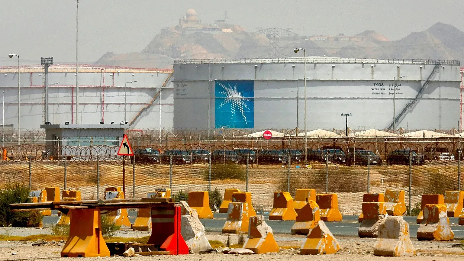 Откат цен после пика в $108: Саудовская Аравия перестраивает нефтяную логистику из-за атак хуситов
